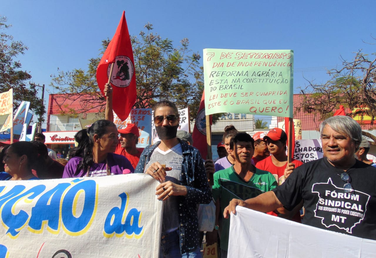 Participantes do Grito enfrentam proibição da prefeitura e protestam nas ruas de Cáceres (MT)
