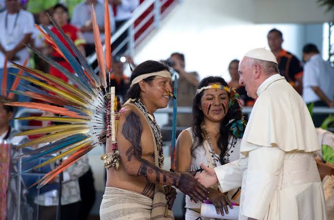 Papa aos jovens indígenas: preservem suas raízes