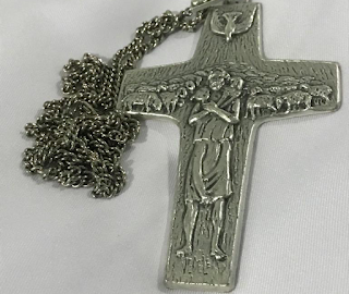 A cruz do papa entre as vítimas de Brumadinho