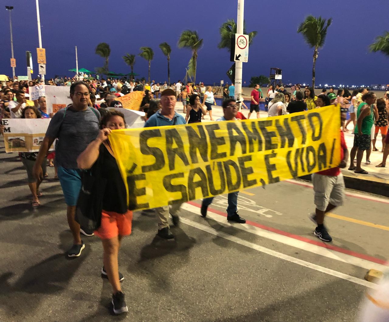 Moradores da Praia do Futuro realizam protesto contra falta de investimentos